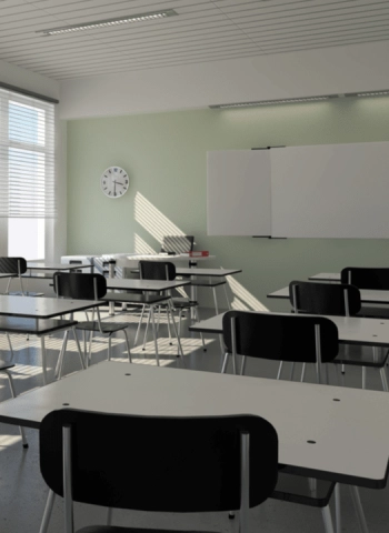 Klassenraum mit Tafel,Stühlen und Fensterfront
