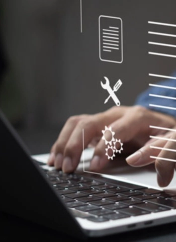 Mann am Laptop mit Symbolen zum Thema Qualität und Zertifizierungen