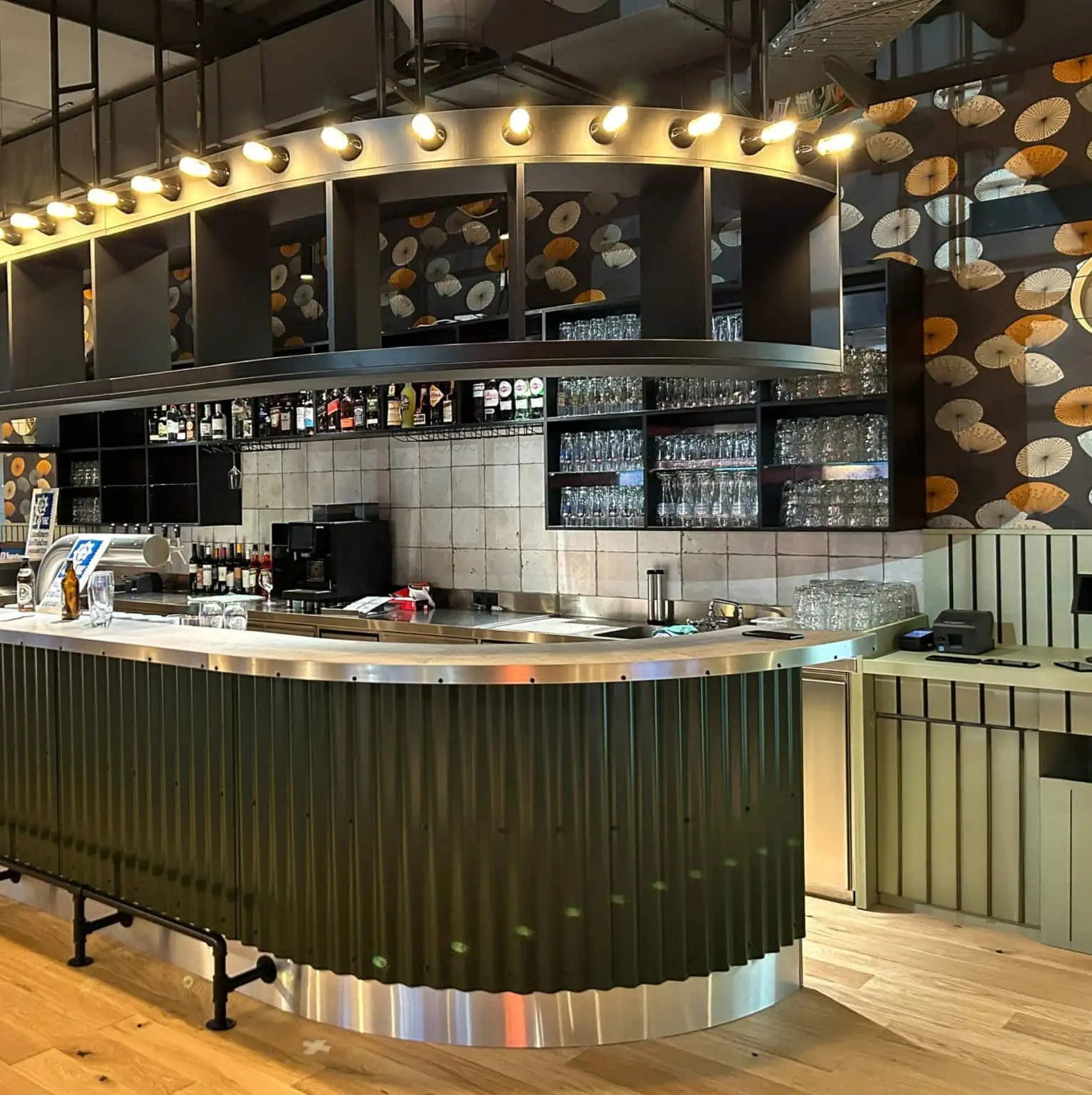 Restaurant-Elbebruecke-Blick-auf-die-Bar