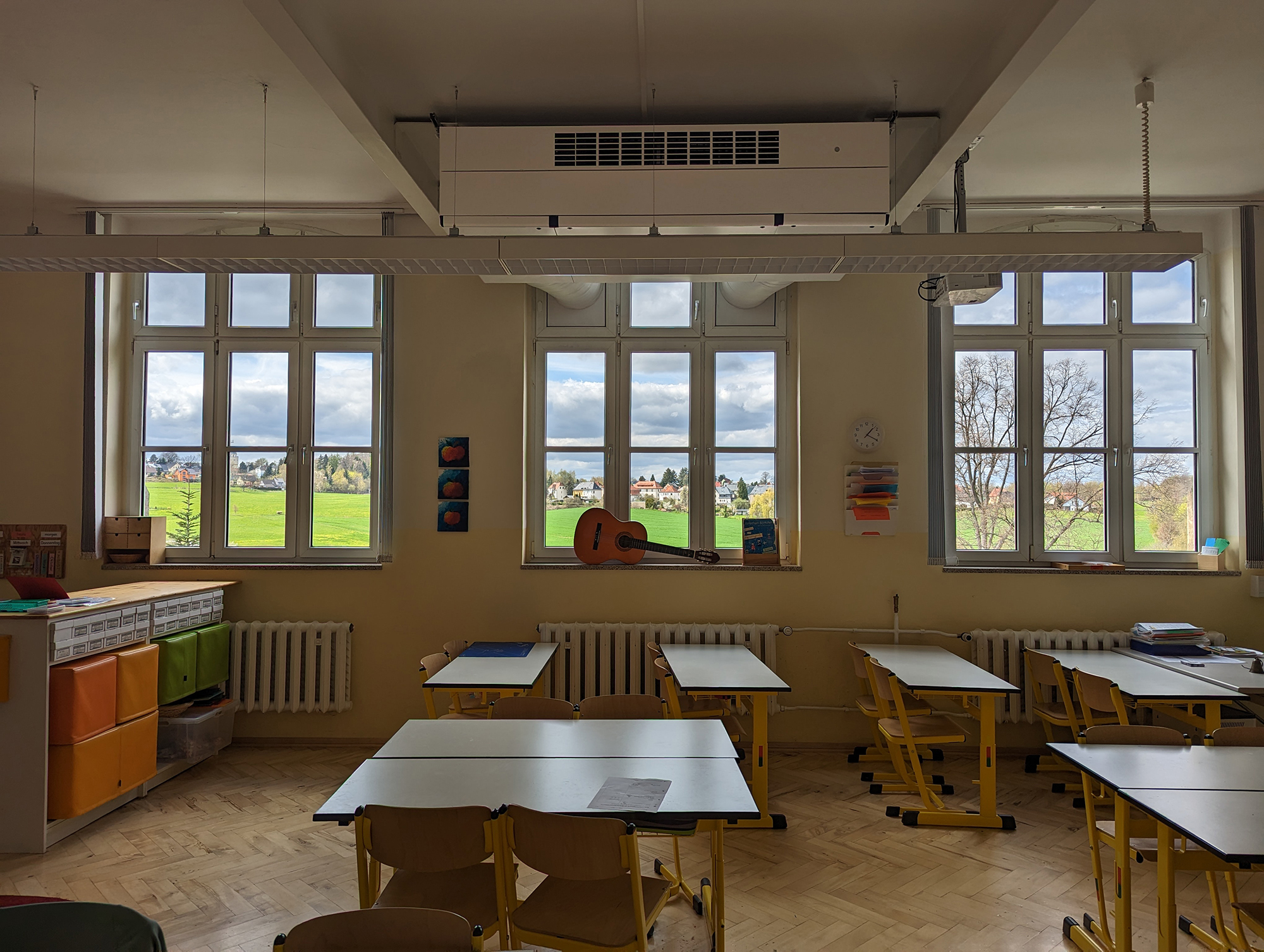 Klassenraum ausgestattet mit DEX3000 Unterdecken Variante