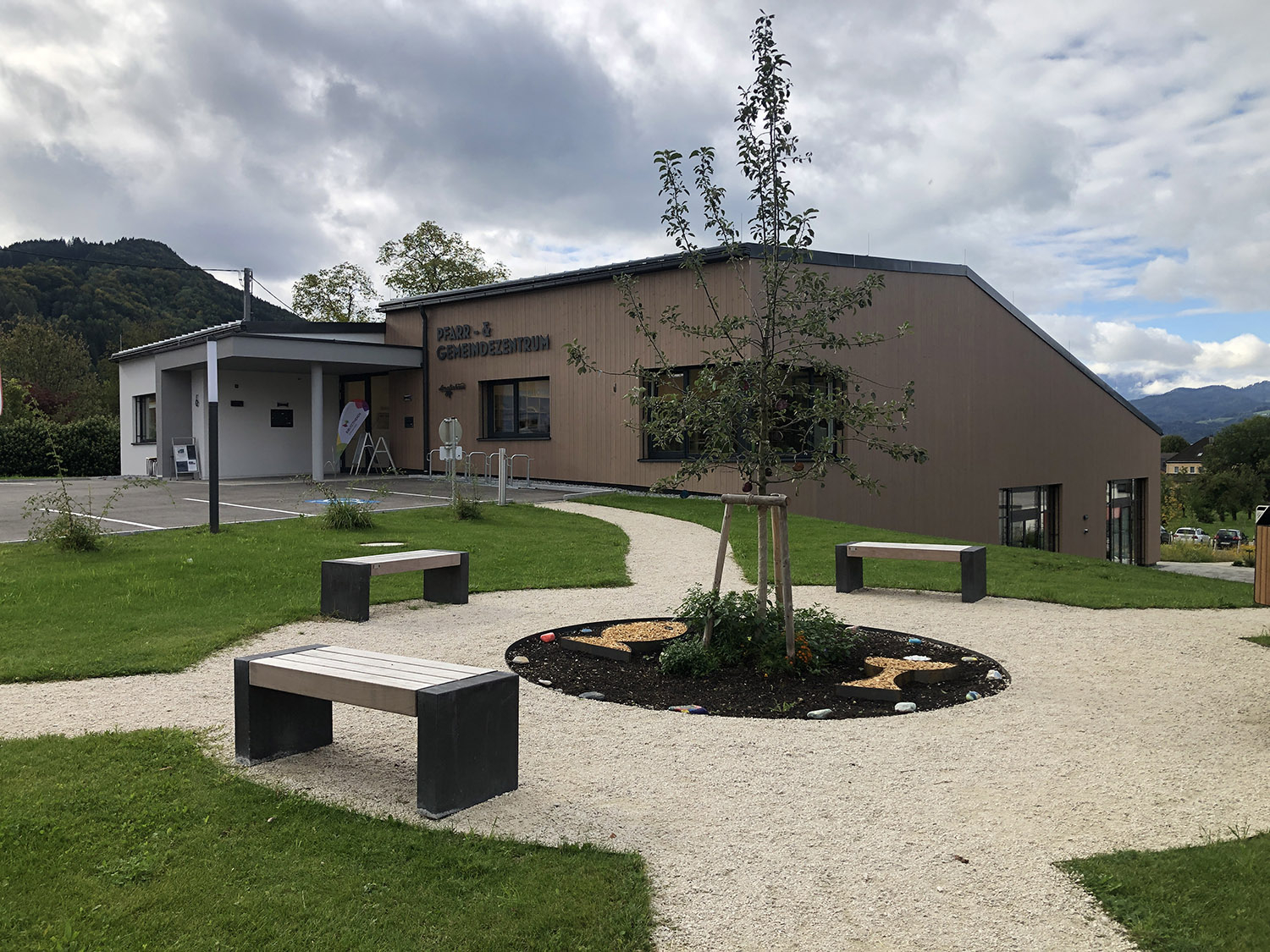 Pfarr- und Gemeindezentrum Weyregg Gartenansicht