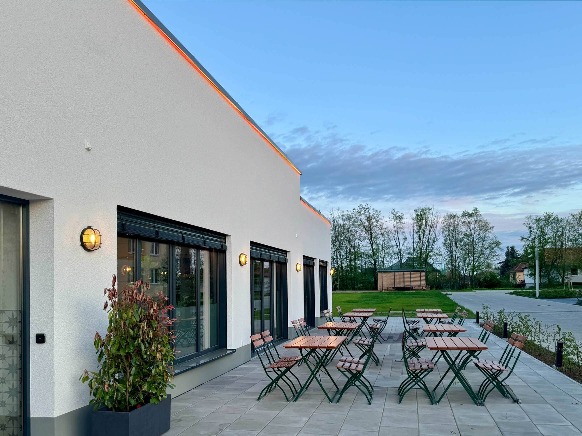 Restaurant-Elbebruecke-Gebaeude-außen