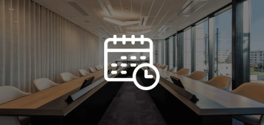Symbolbild Webinar: moderner Konferenzraum mit Tageslicht und Icon für Terminplanung