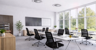 Klassenraum mit Stühlen und Tischen. Lüftung über Durchlässe und zentralem Gerät