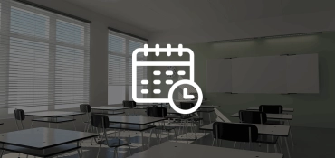 Symbolbild Webinar: modernes Klassenzimmer mit Kalender-Icon zur Terminankündigung