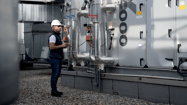 Service Techniker auf dem Dach vor einem VEX4000 Lüftungsgerät