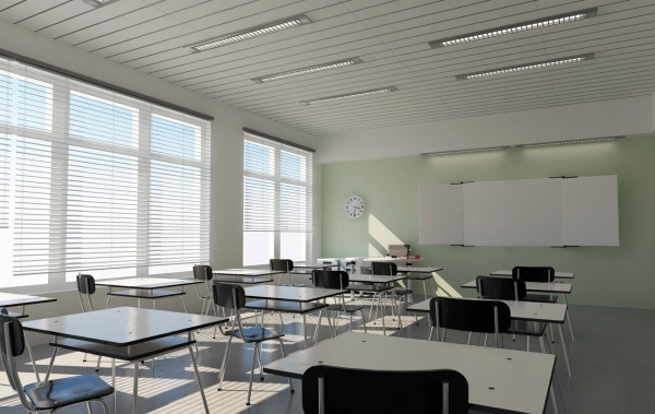 Klassenraum mit Tafel,Stühlen und Fensterfront
