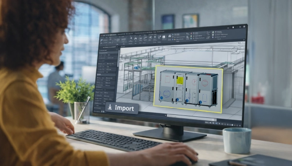 Frau sitzt vor einem Computer Bildschirm und plant im Zeichnungsprogramm wie AUtoCAD mit EXHAUSTO Lüftungsgeräten