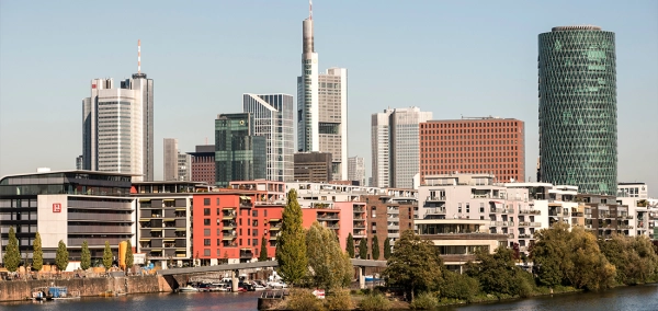 Skyline einer Stadt mit verschiedenen Gebäuden