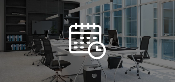 Helles und modernes Großraumbüro mit 4 Schreibtischen, Schreibtischstühlen und einer schwarzen Schrankwand.