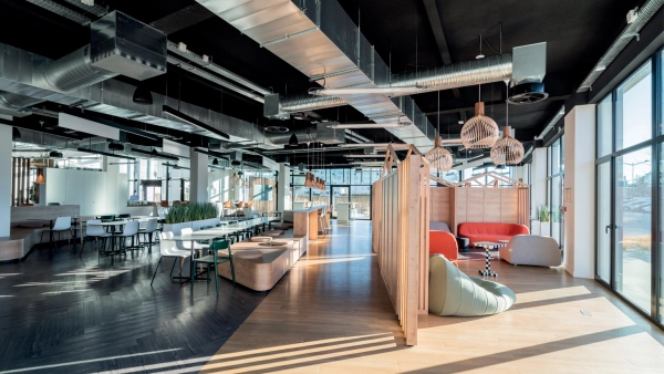 Kantine mit sichtbarer Kanalmontage