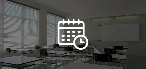 Symbolbild Webinar: modernes Klassenzimmer mit Kalender-Icon zur Terminankündigung