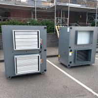 VEX1050-2-sektioner-på parkeringsplads udenfor kirken