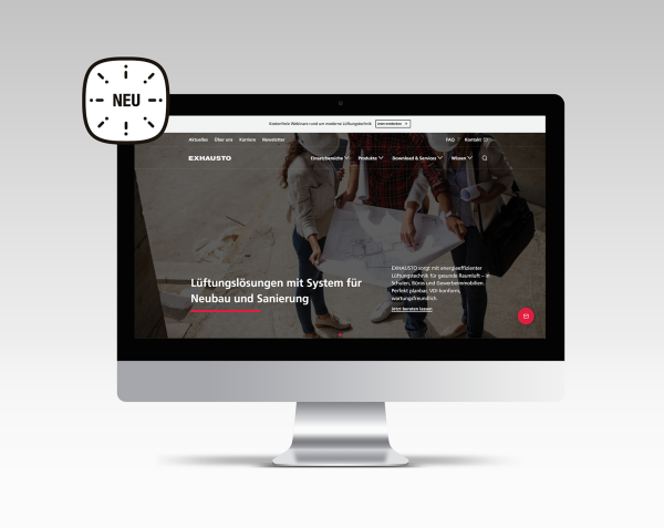 Startseite der EXHAUSTO-Website auf einem Desktop-Computer mit dem Text „Lüftungslösungen mit System für Neubau und Sanierung“ und einer Abbildung von Personen mit Bauplänen; oben links ein Symbol mit einer Uhr und dem Schriftzug „NEU“.