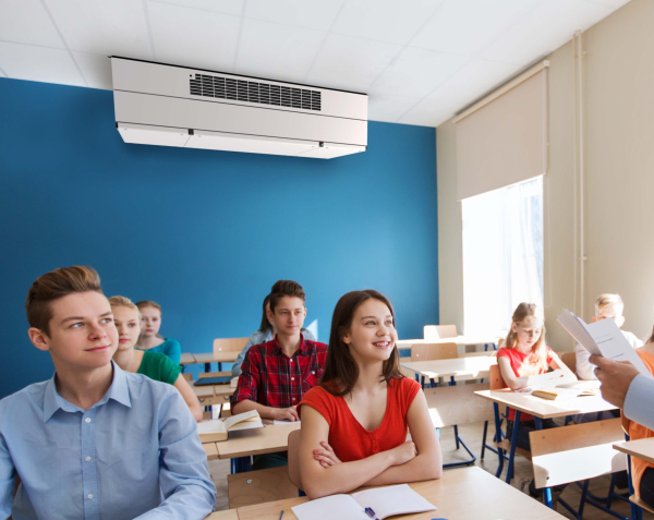 Klassenraum mit Schülern und DEX3000 Lüftungsgerät an der Decke